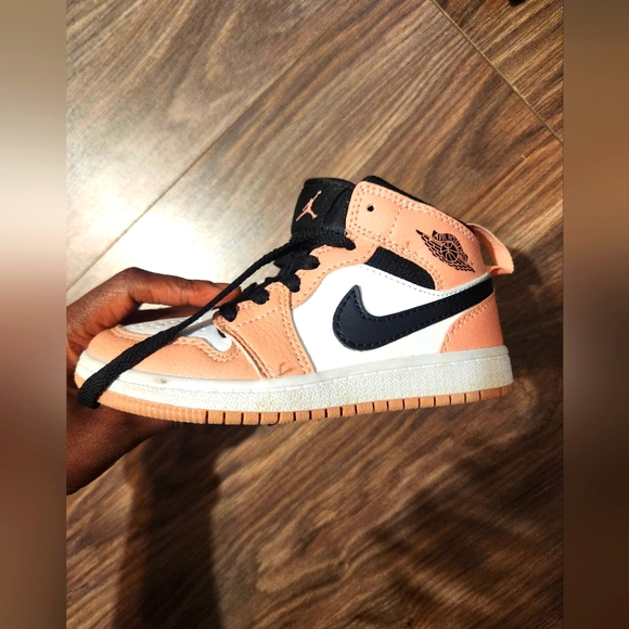 Children's Jordan 1 Mids - Picture 1 of 2